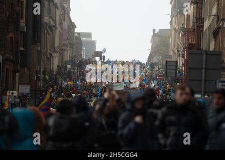 Les manifestants de Glasgow lors de la Journée mondiale d'action climat mars. Au Sommet COP26 des Nations Unies. Banque D'Images