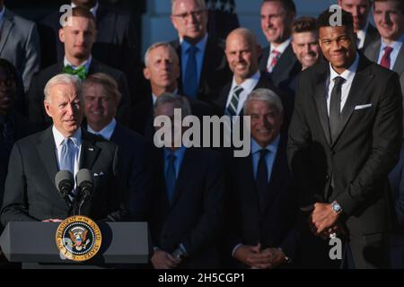 Le président Joe Biden parle tandis que Giannis Antetokounmpo (à l'extrême droite) et d'autres joueurs et entraîneurs regardent pendant un événement pour honorer les Milwaukee Bucks pour avoir remporté le championnat NBA 2021 sur la pelouse sud de la Maison Blanche le 8 novembre 2021 à Washington, DC.(Photo d'Oliver Contreras/SIPA USA) Credit: SIPA USA/Alay Live News Banque D'Images