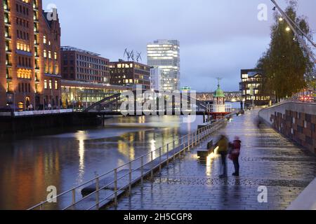 Hambourg, Allemagne.08 novembre 2021.Vue sur Busanbrücke et Störtebeker Ufer (r) à Hafencity.Le Musée maritime est visible sur la gauche.Credit: Marcus Brandt/dpa/Alay Live News Banque D'Images