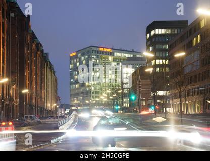 Hambourg, Allemagne.08 novembre 2021.Le bâtiment Spiegel avec le lettrage lumineux 'der Spiegel' à Ericasspitze dans Hafencity.Credit: Marcus Brandt/dpa/Alay Live News Banque D'Images