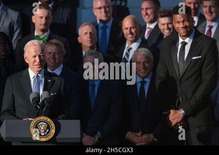 Le président Joe Biden parle tandis que Giannis Antetokounmpo (à l'extrême droite) et d'autres joueurs et entraîneurs regardent pendant un événement pour honorer les Milwaukee Bucks pour avoir remporté le championnat NBA 2021 sur la pelouse sud de la Maison Blanche le 8 novembre 2021 à Washington, DC.Photo d'Oliver Contreras/Pool/ABACAPRESS.COM Banque D'Images