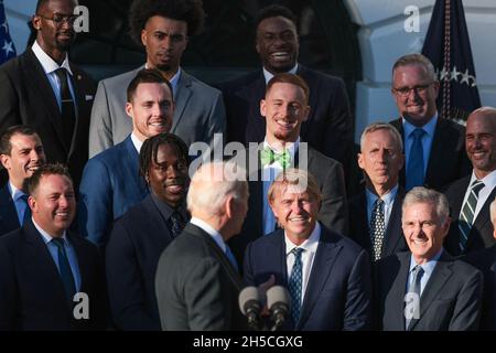 Le président Joe Biden s'entretient avec les joueurs et les entraîneurs lors d'un événement pour honorer les Milwaukee Bucks pour avoir remporté le championnat NBA 2021 sur la pelouse sud de la Maison Blanche le 8 novembre 2021 à Washington, DC.Photo d'Oliver Contreras/Pool/ABACAPRESS.COM Banque D'Images