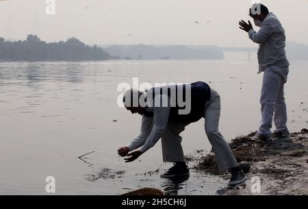 New Delhi, Inde.08 novembre 2021.Un dévot offre ses prières à dieu dans le cadre du prochain festival hindou Chhat Puja sur la rive de la rivière holly Yamuna, le matin d'un smoggy à New Delhi.Crédit : SOPA Images Limited/Alamy Live News Banque D'Images