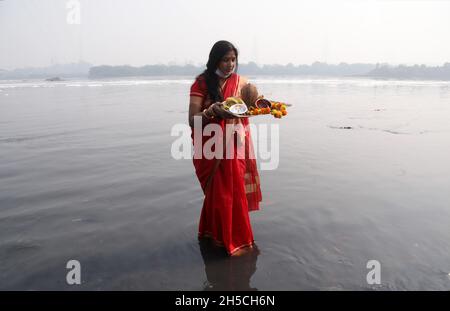 New Delhi, Inde.08 novembre 2021.Un dévot offre ses prières à dieu dans le cadre du festival hindou à venir Chhat Puja sur la rive de la rivière Holly Yamuna, le matin d'un smoggy à New Delhi.Crédit : SOPA Images Limited/Alamy Live News Banque D'Images