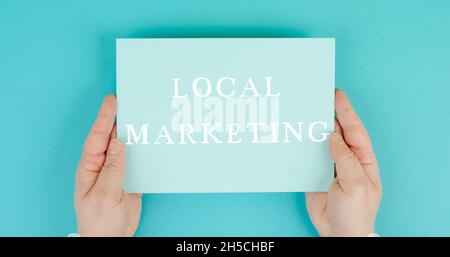 Marketing local, soutien aux petites entreprises, achats environnementaux, texte sur papier, fond bleu Banque D'Images