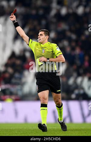 Turin, Italie.06 novembre 2021.Arbitre Simone Sozza se déchira une carte rouge pendant la série Un match de football entre Juventus FC et ACF Fiorentina.Credit: Nicolò Campo/Alay Live News Banque D'Images