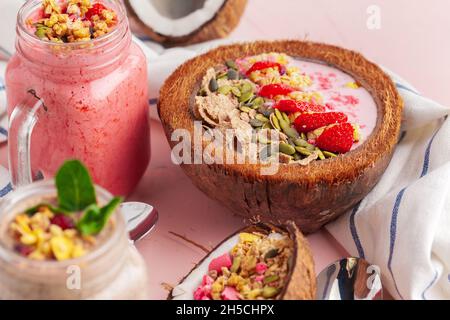 Yaourt à la noix de coco recouvert de granola de style paléolique sans grain à base de noix mélangées Banque D'Images