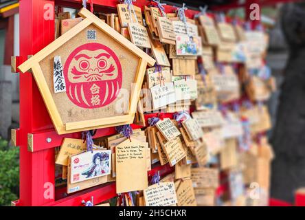 tokyo, japon - septembre 17 2019: Grande plaque de shinto en bois EMA ornée de la divinité bouddhiste bodhidharma ou daruma avec les paroles de souhaits pour succ Banque D'Images