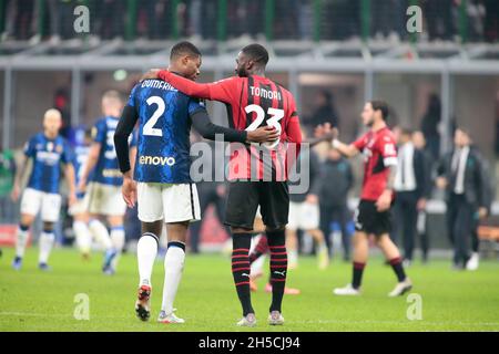 Milano, le 07 novembre 2021 Denzel Dumfries (FC Internazionale) et Fikayo Tomori (AC Milan) pendant le match de football italien Serie A entre AC Milan A. Banque D'Images