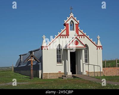 Vue sur la façade de la chapelle italienne Orkney, Écosse, Royaume-Uni construite par des prisonniers de guerre italiens pendant la Seconde Guerre mondiale tout en travaillant sur les barrières de Churchill Banque D'Images