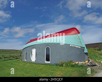 Construction de hangar à bateaux originaux sur l'île de Rousay, en utilisant un bateau de pêche retourné comme toit pour un bâtiment avec vue sur Wyre Sound Orkney Scotland, Royaume-Uni Banque D'Images