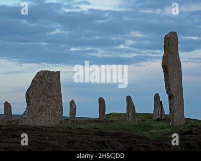 Pierres debout massives au crépuscule dans le cercle de pierre de 21 connu comme anneau de Brodgar près de Stenness sur Mainland, Orkney, Écosse, Royaume-Uni Banque D'Images
