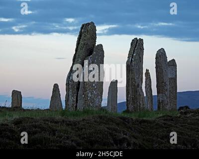 Pierres debout massives au crépuscule dans le cercle de pierre de 21 connu comme anneau de Brodgar près de Stenness sur Mainland, Orkney, Écosse, Royaume-Uni Banque D'Images