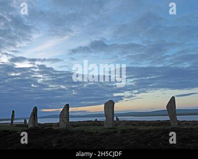 Pierres debout massives au crépuscule dans le cercle de pierre de 21 connu comme anneau de Brodgar près de Stenness sur Mainland, Orkney, Écosse, Royaume-Uni Banque D'Images