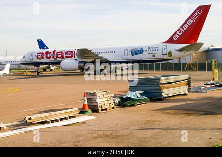 Atlasjet Atlas Jet Boeing 757 avion de ligne TC-OGB.Maintenant AtlasGlobal.Entreposé à l'aéroport de Southend avant de se préparer à rejoindre Air Astana en 2006 Banque D'Images