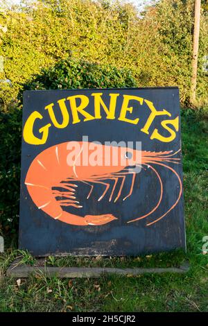 Panneau pour la boutique de poissons mouillés de Gurney à la boutique de la ferme de Rason Orchards à Thornham, sur la côte nord de Norfolk. Banque D'Images