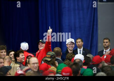 11052018 - fort Wayne, Indiana, États-Unis : les partisans de Trump détournent le journaliste de CNN Jim Acosta avant que le président des États-Unis Donald J. Trump ne mène des campagnes pour les candidats au Congrès de l'Indiana, dont Mike Braun, qui se présente au sénat, lors d'une campagne Make America Great Again !Rassemblement au War Memorial Coliseum du comté d'Allen à fort Wayne, Indiana. Banque D'Images