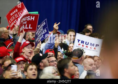 11052018 - fort Wayne, Indiana, États-Unis : les partisans de Trump détournent le journaliste de CNN Jim Acosta avant que le président des États-Unis Donald J. Trump ne mène des campagnes pour les candidats au Congrès de l'Indiana, dont Mike Braun, qui se présente au sénat, lors d'une campagne Make America Great Again !Rassemblement au War Memorial Coliseum du comté d'Allen à fort Wayne, Indiana. Banque D'Images