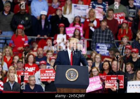 11052018 - fort Wayne, Indiana, États-Unis: Le président des États-Unis Donald J. Trump fait campagne pour les candidats au Congrès de l'Indiana, y compris Mike Braun, qui se présente au sénat, lors d'une nouvelle fois à l'Amérique Great!Rassemblement au War Memorial Coliseum du comté d'Allen à fort Wayne, Indiana. Banque D'Images