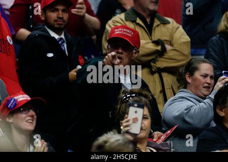 11052018 - fort Wayne, Indiana, États-Unis : les partisans de Trump montrent leur colère et leur dédain envers les médias et les journalistes tandis que le président des États-Unis Donald J. Trump fait campagne pour les candidats au Congrès de l'Indiana, y compris Mike Braun, qui se présente au sénat, lors d'une campagne Make America Great Again !Rassemblement au War Memorial Coliseum du comté d'Allen à fort Wayne, Indiana. Banque D'Images