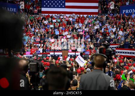 11052018 - fort Wayne, Indiana, États-Unis: Le président des États-Unis Donald J. Trump fait campagne pour les candidats au Congrès de l'Indiana, y compris Mike Braun, qui se présente au sénat, lors d'une nouvelle fois à l'Amérique Great!Rassemblement au War Memorial Coliseum du comté d'Allen à fort Wayne, Indiana. Banque D'Images