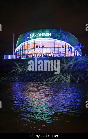 Hambourg, Allemagne.08 novembre 2021.The Stage Theatre an der Elbe est illuminé par la première de la nouvelle comédie musicale Disney « The Ice Queen ».Credit: Christian Charisius/dpa/Alay Live News Banque D'Images