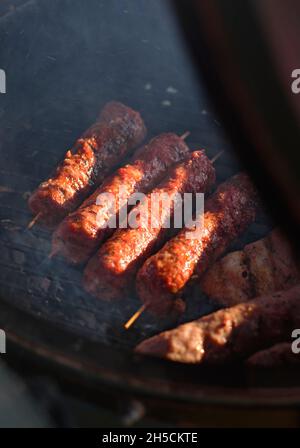 Cuisine de rue américaine sur la cuisson des saucisses de grill, la nourriture de rue Banque D'Images