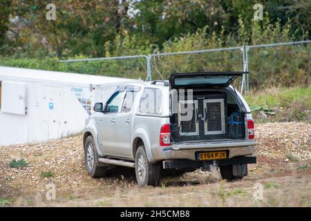 Aylesbury Vale, Royaume-Uni.8 novembre 2021.Les chiens de garde HS2 aboyent car ils sont enfermés dans des cages dans une fourgonnette de sécurité HS2 au complexe Jones Hill Wood.HS2 utilise désormais régulièrement des chiens de garde dans leurs compounds pour tenter d'intimider les manifestants.Crédit : Maureen McLean/Alay Live News Banque D'Images