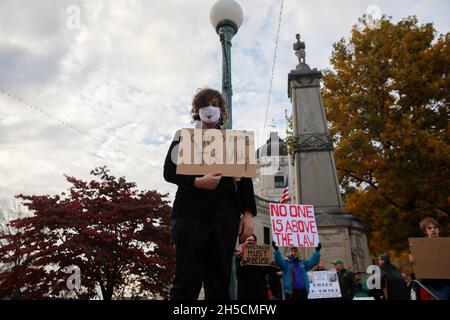 11082018 Bloomington, Indiana: Un manifestant tient une lecture de signe, SIC Semper Trump, au rassemblement de Nobody is Above the Law - Protect Mueller Rapid Response, 8 novembre 2018 à Bloomington, Ind. Banque D'Images