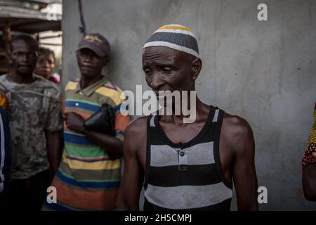 Freetown, Sierra Leone.06e novembre 2021.Hassan Kanu, 52 ans, un travailleur communautaire local qui a appelé la Croix-Rouge après l'explosion du pétrolier.Plus de 100 personnes sont mortes après qu'un pétrolier a pris feu dans l'est de Freetown dans la nuit du 5 novembre 2021.Crédit : SOPA Images Limited/Alamy Live News Banque D'Images