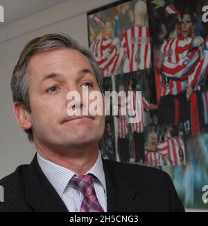 GEORGE BURLEY, DIRECTEUR DE SOUTHAMPTON, EST PRÊT À PRENDRE NEWCASTLE AU 5E TOUR DE LA COUPE FA 16-02-05 PIC MIKE WALKER, 2005 Banque D'Images