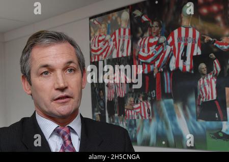 GEORGE BURLEY, DIRECTEUR DE SOUTHAMPTON, EST PRÊT À PRENDRE NEWCASTLE AU 5E TOUR DE LA COUPE FA 16-02-05 PIC MIKE WALKER, 2005 Banque D'Images