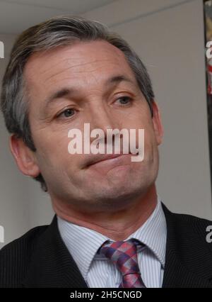 GEORGE BURLEY, DIRECTEUR DE SOUTHAMPTON, EST PRÊT À PRENDRE NEWCASTLE AU 5E TOUR DE LA COUPE FA 16-02-05 PIC MIKE WALKER, 2005 Banque D'Images