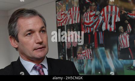 GEORGE BURLEY, DIRECTEUR DE SOUTHAMPTON, EST PRÊT À PRENDRE NEWCASTLE AU 5E TOUR DE LA COUPE FA 16-02-05 PIC MIKE WALKER, 2005 Banque D'Images