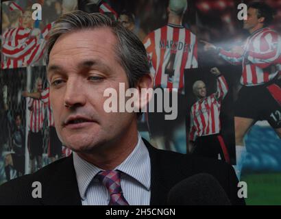 GEORGE BURLEY, DIRECTEUR DE SOUTHAMPTON, EST PRÊT À PRENDRE NEWCASTLE AU 5E TOUR DE LA COUPE FA 16-02-05 PIC MIKE WALKER, 2005 Banque D'Images