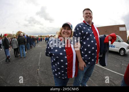 11022018 - Southport, Indiana, États-Unis : les partisans de Trump attendent dans la ligne avant que le président des États-Unis Donald J. Trump campagne pour les candidats au Congrès de l'Indiana, y compris Mike Braun, lors d'un Make America Great Again!Rassemblement plusieurs jours avant l'élection de mi-mandat à la Southport High School de Southport, Indiana. Banque D'Images