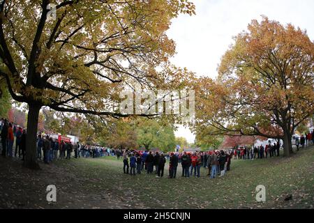 11022018 - Southport, Indiana, États-Unis : les partisans de Trump attendent dans la ligne avant que le président des États-Unis Donald J. Trump campagne pour les candidats au Congrès de l'Indiana, y compris Mike Braun, lors d'un Make America Great Again!Rassemblement plusieurs jours avant l'élection de mi-mandat à la Southport High School de Southport, Indiana. Banque D'Images