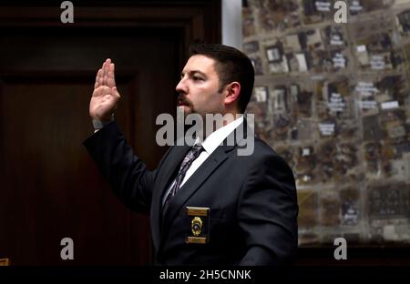Kenosha, Wisconsin, États-Unis.8 novembre 2021.Le détective du département de police de Kenosha, Ben Antarian, a prêté serment pour témoigner pendant le procès de Kyle Rittenhouse au palais de justice du comté de Kenosha, dans le Wisconsin, le lundi 8 novembre 2021.(Credit image: © Sean Krajacic/The Kenosha News-POOL via ZUMA Press Wire) Banque D'Images