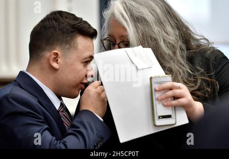 Kenosha, Wisconsin, États-Unis.8 novembre 2021.Kyle Rittenhouse, à gauche, s'entretient avec son avocat Natalie WISCO lors d'une pause dans son procès au palais de justice du comté de Kenosha, dans le Wisconsin, le lundi 8 novembre 2021.(Credit image: © Sean Krajacic/The Kenosha News-POOL via ZUMA Press Wire) Banque D'Images