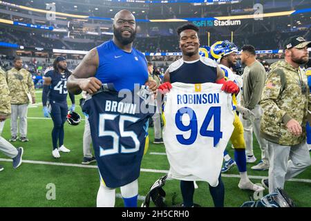 Los Angeles Rams défensif Tackle A'swann Robinson (94) et Tennessee Titans à l'intérieur de linebacker Jayon Brown (55) échangent des maillots après un match de la NFL, Sun Banque D'Images