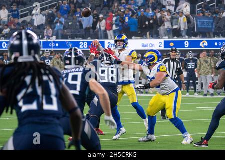 Tennessee Titans défensive End Jeffery Simmons (98) perturbe une passe par Los Angeles Rams quarterback Matthew Stafford (9) lors d'un match de la NFL, dimanche, non Banque D'Images