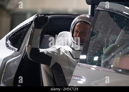 Cape Canaveral, États-Unis d'Amérique.28 octobre 2021.Portant l'espace SpaceX, l'astronaute de l'ESA Matthias Maurer de la NASA SpaceX Crew-3 fait un pas de l'équipage Tesla lorsqu'il quitte le bâtiment Neil A. Armstrong Operations and Checkout pour le complexe de lancement 39A lors d'une répétition de robe au Kennedy Space Center le 28 octobre 2021 à Cape Canaveral, en Floride.De gauche à droite se trouvent l'astronaute Matthias Maurer, les astronautes de la NASA Tom Marshburn, Raja Chari et Kayla Barron.Credit: Joel Kowsky/NASA/Alamy Live News Banque D'Images