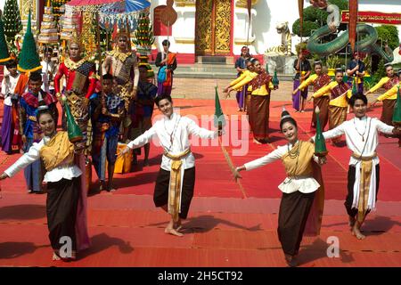 Des personnes non identifiées défilent de danse traditionnelle sur le Wat Phra que Phanom Woramahawihan est tenu chaque année à la fin du Carême bouddhiste. Banque D'Images