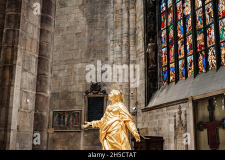 Statue d'or de la Vierge Marie à l'intérieur de la cathédrale Duomo.Milan, Italie Banque D'Images