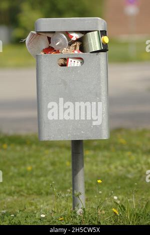 Poubelle surremplie dans un parc, Allemagne Banque D'Images