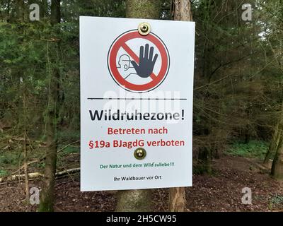 Panneau « Wildlife Rest zone » dans la forêt Banque D'Images