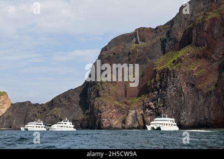 Bateaux de croisière à Vincente Roca point , Equateur, Iles Galapagos, Isabela Banque D'Images