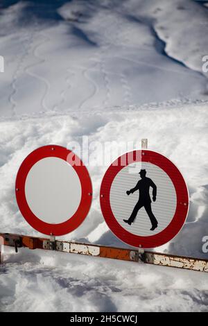 Sur une barrière de montagne enneigée avec interdiction de conduire pour les véhicules de toutes sortes et interdiction aussi pour les piétons , Allemagne Banque D'Images