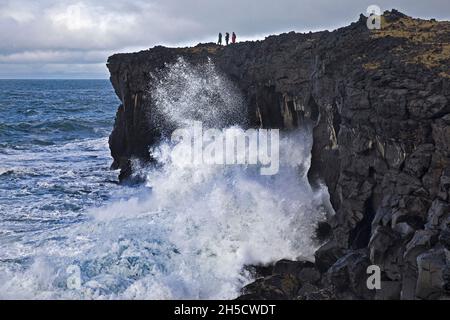 Surf en mer sur la côte volcanique , Islande, Snaefellsnes, Skardsvik Banque D'Images