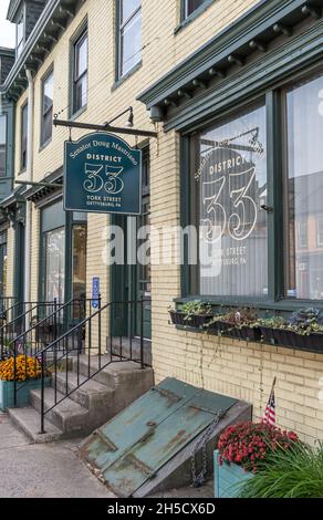 La fenêtre avant et l'entrée du bureau du sénateur d'État Doug Matriano sur la rue York à Gettysburg, Pennsylvanie, États-Unis Banque D'Images